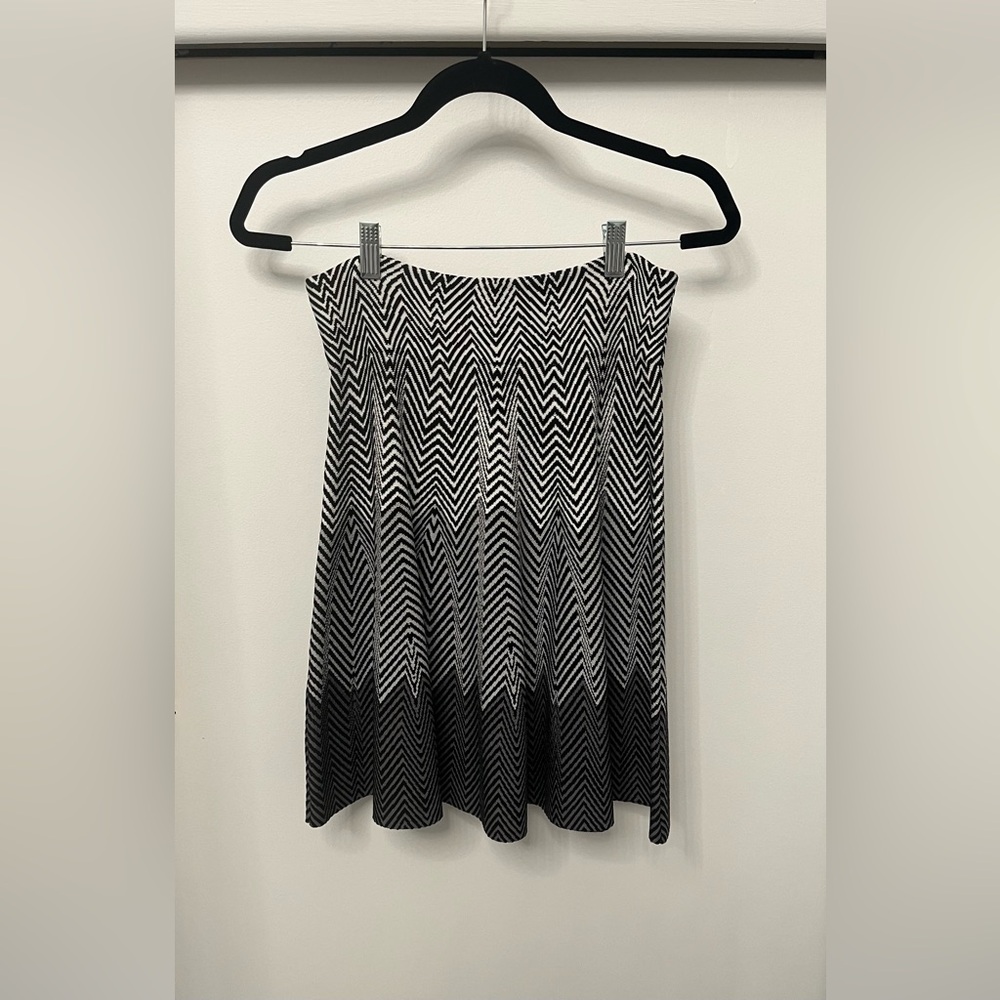 Opening Ceremony Black & White Zig Zag Chevron Pull on Flare Skirt size S